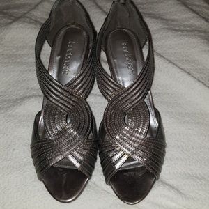 Elegant vintage look, faux leather heel